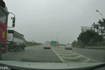 Cả chục ô tô phải dừng giữa đường cao tốc để... nhường xe Vios đi lùi