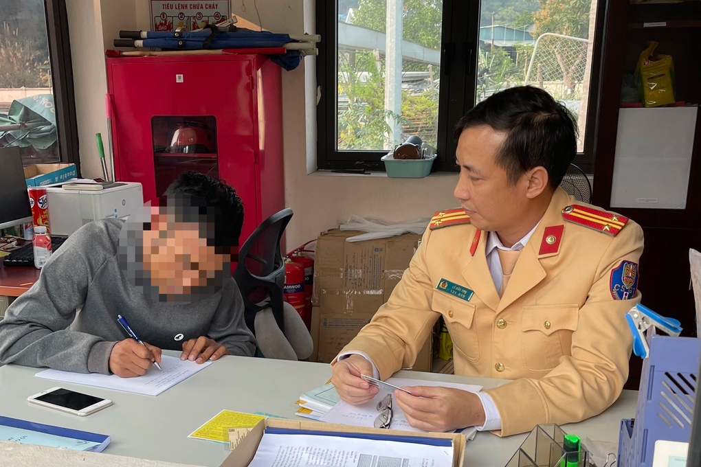 Thích ô tô biển số lộc phát, tài xế dùng băng dính sửa biển số xe - 2