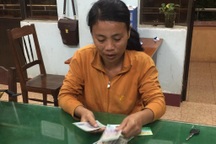 Người phụ nữ đem 18 triệu đồng nhặt được nhờ công an trả người đánh rơi