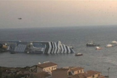 Cận cảnh siêu tàu du lịch mắc cạn ngoài khơi Italia