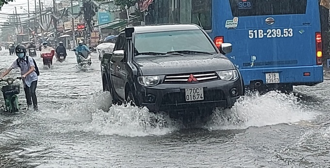 Nhiều tuyến đường ngập nặng sau cơn mưa đầu mùa (ảnh: Đức Trung).