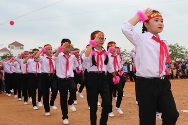 Trẻ em nông thôn ở Nghệ An duyệt nghi thức mừng Quốc khánh