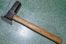 Người đàn ông bị cháu nội giết bằng búa rồi giấu xác sau nhà