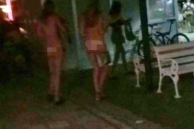 Hai nữ du khách nude đi ăn uống gây sốc