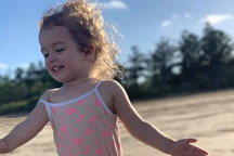 Bé gái 3 tuổi nguy kịch vì bị bỏ quên trong xe bus của trường suốt 6 tiếng