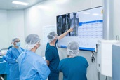 Bác sĩ nói về tương lai ngoại khoa khi robot hiện diện nhiều trong phòng mổ