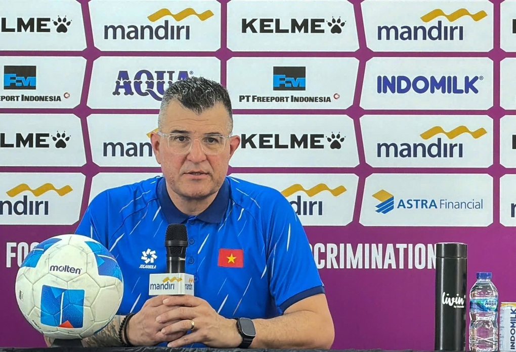 HLV Roland đi vào lịch sử khi giúp U17 Việt Nam đánh bại U17 Australia - 1 HLV Roland đi vào lịch sử khi giúp U17 Việt Nam đánh bại U17 Australia - 1