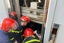 2 vụ mắc kẹt trong thang máy giữa trưa do sự cố về điện