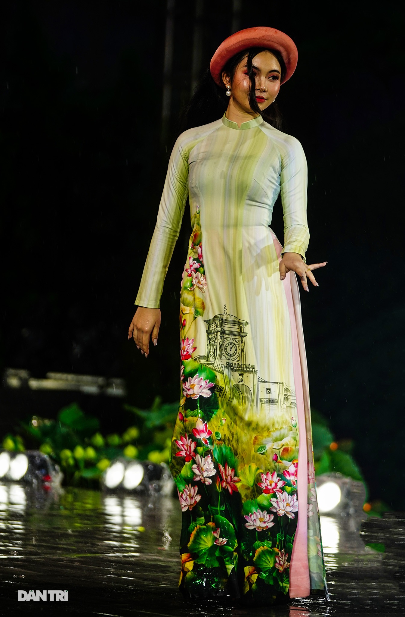Khác lạ hình ảnh phố đi bộ, chợ Bến Thành, Thủ Thiêm… trên tà áo dài - 11