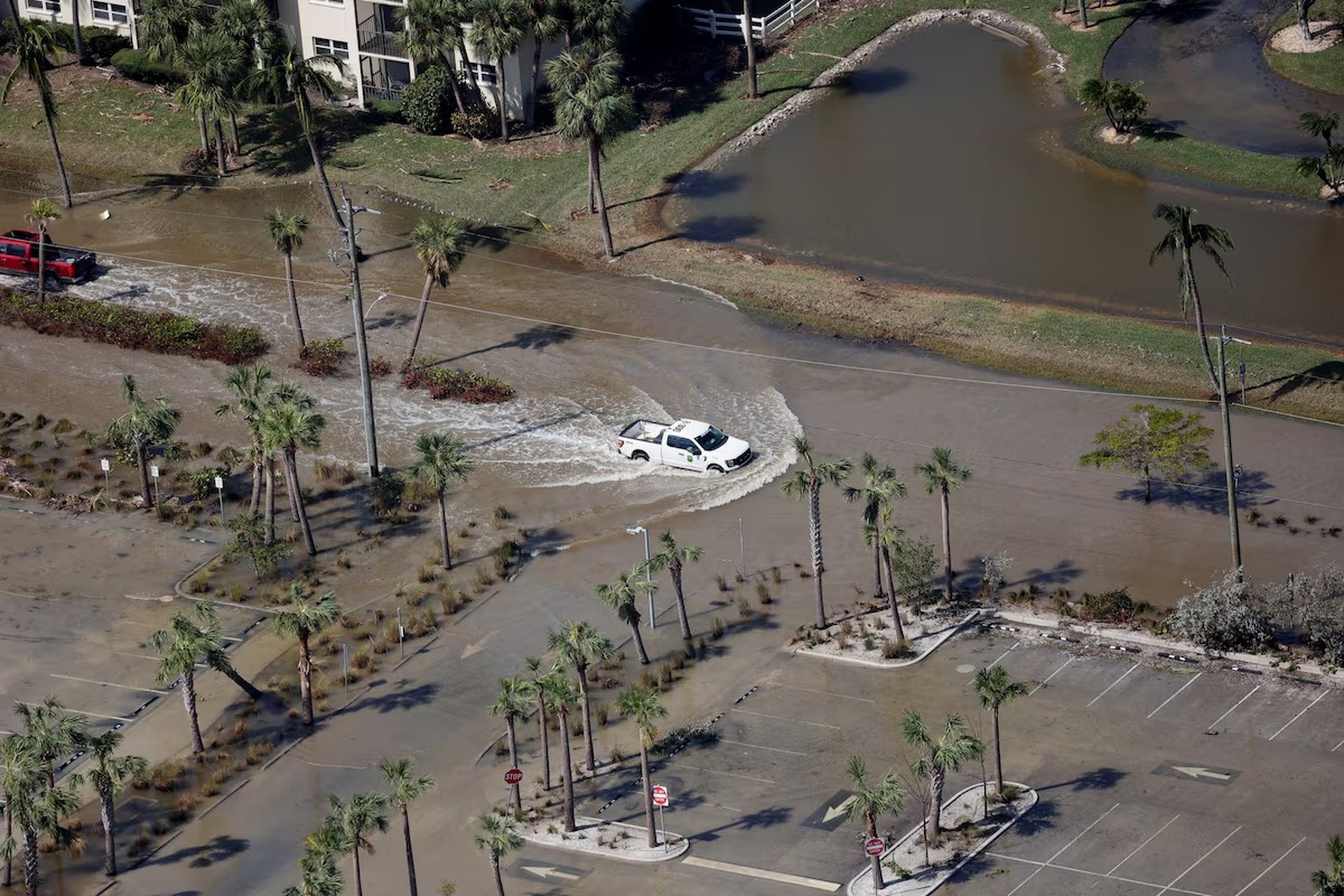 Florida ngổn ngang sau khi bão Milton càn quét - 4