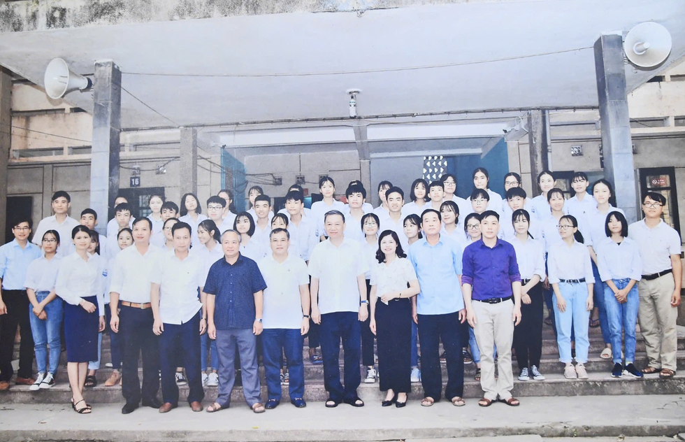 Từ lớp học tranh tre đến nơi ươm mầm học sinh giỏi - 1 Từ lớp học tranh tre đến nơi ươm mầm học sinh giỏi - 1