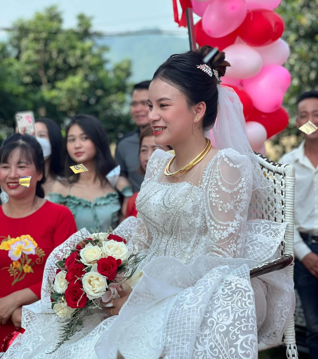Màn rước dâu bằng xe mui trần độc lạ gây bão mạng của chú rể Tuyên Quang - 3 Màn rước dâu bằng xe mui trần độc lạ gây bão mạng của chú rể Tuyên Quang - 3