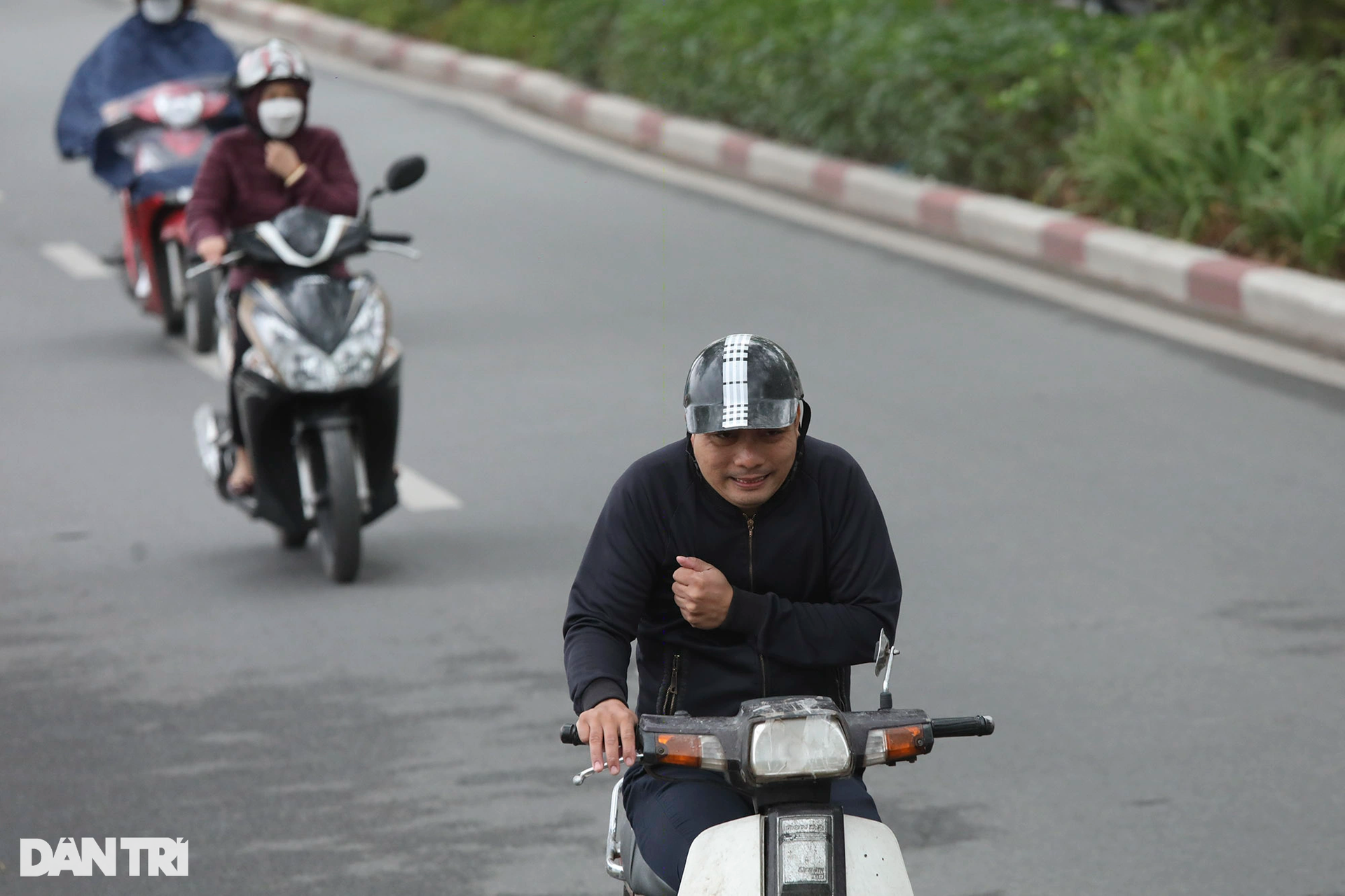 Mưa rét tràn về Hà Nội, người dân co ro trong nhiều lớp áo ấm - 8 Mưa rét tràn về Hà Nội, người dân co ro trong nhiều lớp áo ấm - 8