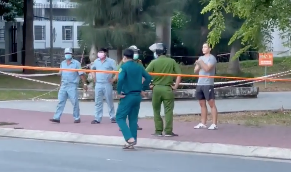 Nam thanh niên không đeo khẩu trang, làm ngơ khi công an tới nhắc nhở - 1 Nam thanh niên không đeo khẩu trang, làm ngơ khi công an tới nhắc nhở - 1