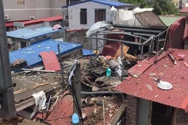Nổ cực lớn "thổi bay" tầng tum, bà tử vong, cháu nội bị thương