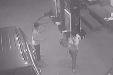 Nam thanh niên đi ô tô yêu cầu đổ đầy bình dầu rồi... quỵt tiền