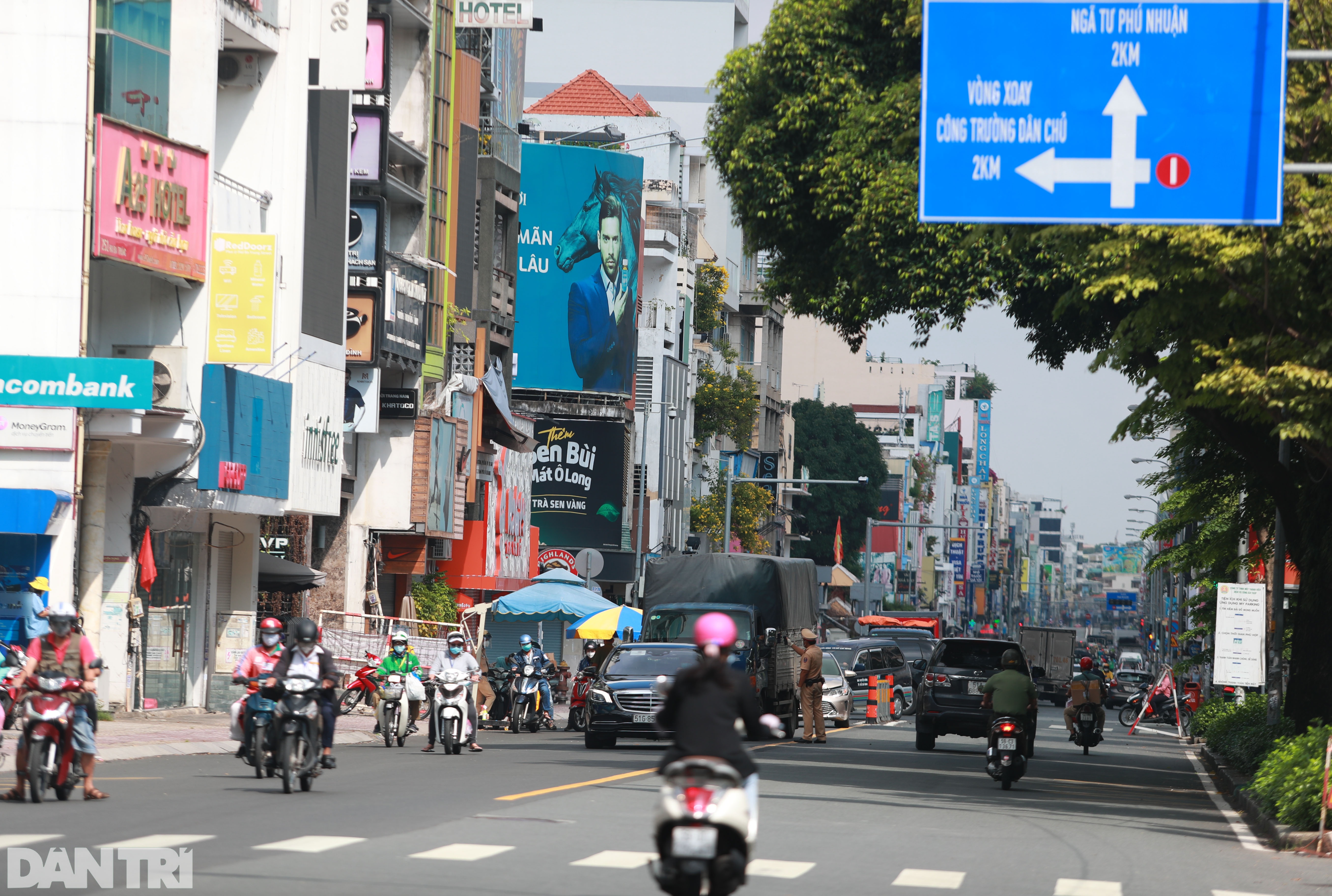 TPHCM sau gia hạn giãn cách: Chốt kiểm soát đông đúc, giao thông nhộn nhịp - 7 TPHCM sau gia hạn giãn cách: Chốt kiểm soát đông đúc, giao thông nhộn nhịp - 7
