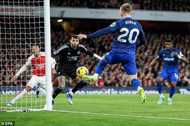 أرسنال يخسر بشكل مؤلم، والجماهير تنتقد تقنية الفيديو - 1 Arsenal thua đau đớn, cổ động viên chỉ trích công nghệ VAR - 1