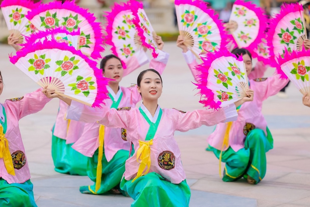 Hàng nghìn người hòa mình trong văn hóa Hàn Quốc tại lễ hội K-Day in K-Town - 2 Hàng nghìn người hòa mình trong văn hóa Hàn Quốc tại lễ hội K-Day in K-Town - 2