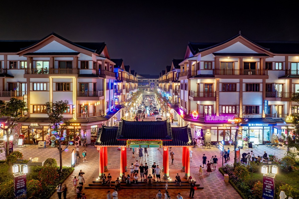 Biển người đổ về Hàn Quốc thu nhỏ K-Town trong ngày khai trương - 5