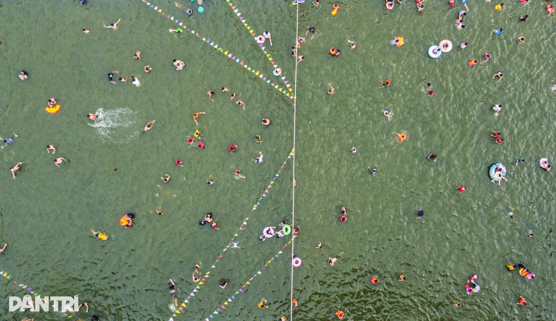 Hà Nội: Người dân ủng hộ 1,3 tỷ đồng biến ao làng thành ao bơi rộng 1.100m2 - 2 Hà Nội: Người dân ủng hộ 1,3 tỷ đồng biến ao làng thành ao bơi rộng 1.100m2 - 2