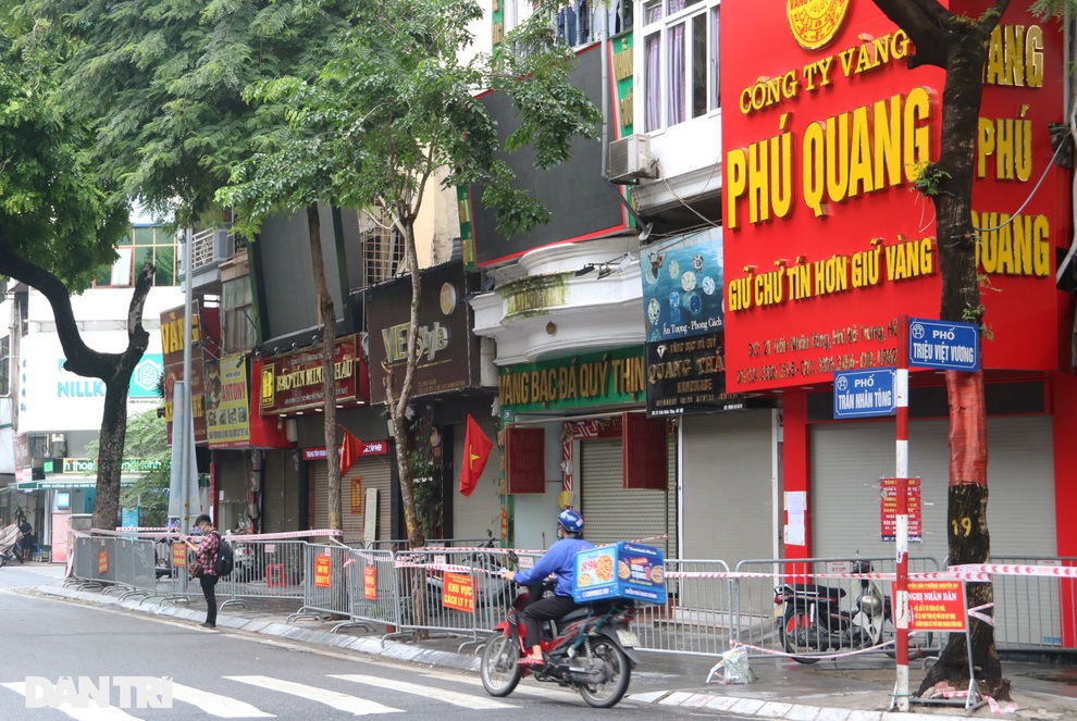 Phong tỏa đoạn phố Hà Nội có người đàn ông tự tử dương tính SARS-CoV-2 - 2 Phong tỏa đoạn phố Hà Nội có người đàn ông tự tử dương tính SARS-CoV-2 - 2