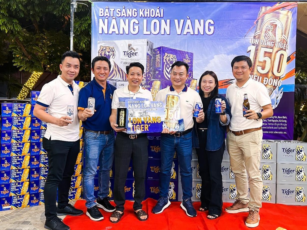 Người đàn ông may mắn cào trúng lon vàng tại nhà - 1 Người đàn ông may mắn cào trúng lon vàng tại nhà - 1