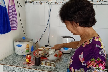 Cúng tiễn ông Táo bằng chè sôi nước, cá chép… giấy