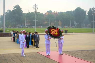Tân Đảng viên Bộ Lao động - Thương binh & Xã hội vào Lăng viếng Bác