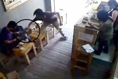 Vụ cướp iPad táo tợn trong quán cà phê xôn xao cư dân mạng