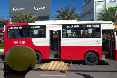 Bị cuốn vào gầm xe buýt, cụ ông 80 tuổi tử vong