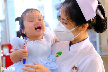 Bé Mén, con gái của 52 y bác sĩ bệnh viện nhi được giúp hơn 108 triệu đồng