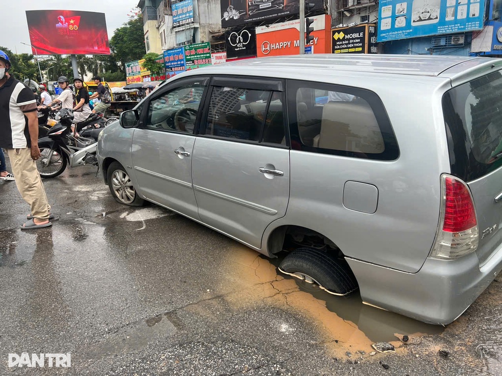 Vụ ô tô sụp hố ở Hà Nội: Tài xế kể phút bánh xe kẹt giữa đường - 1