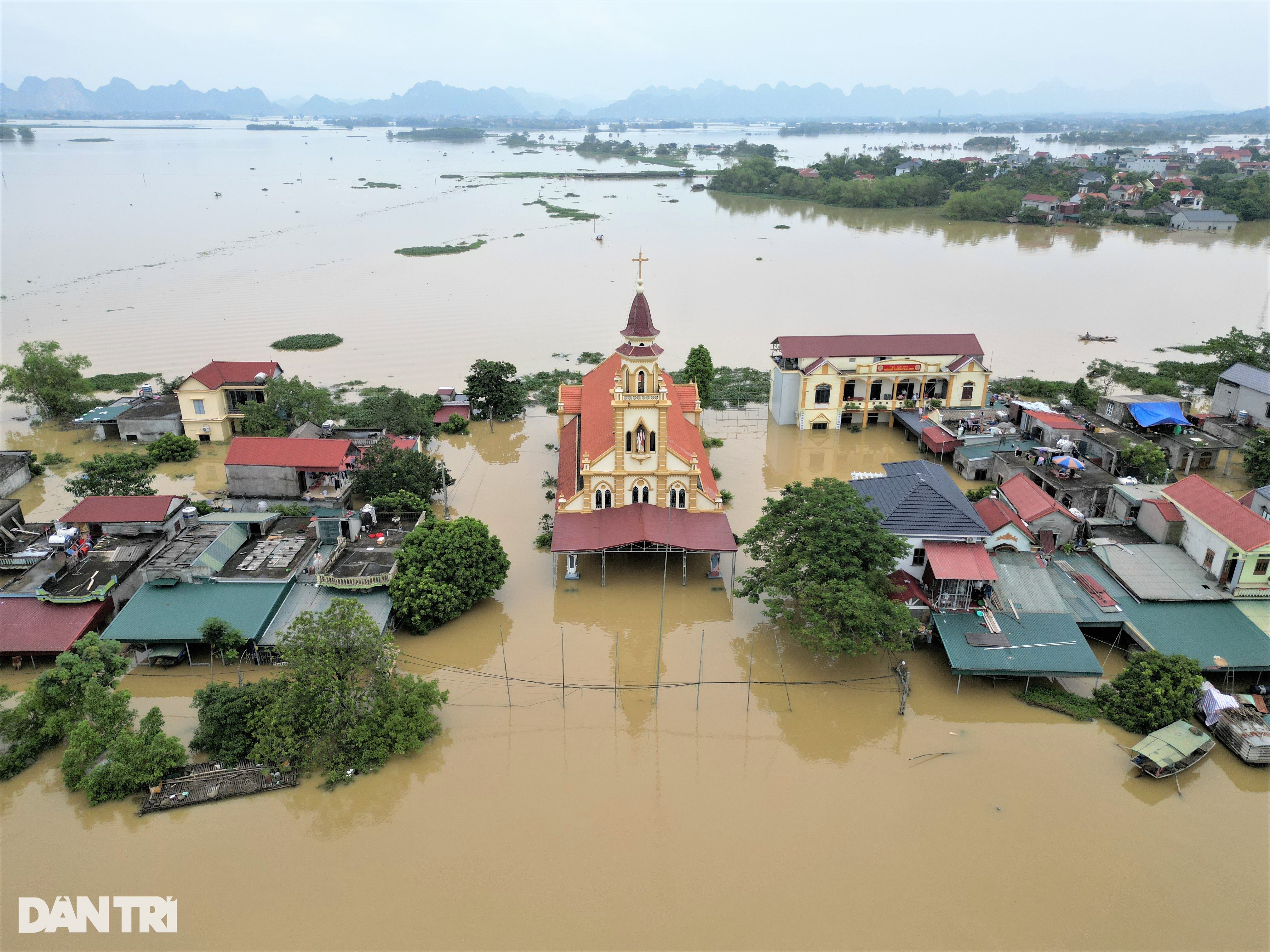Toàn cảnh cơn đại hồng thủy cô lập hàng nghìn nhà dân ở Ninh Bình - 3 Toàn cảnh cơn đại hồng thủy cô lập hàng nghìn nhà dân ở Ninh Bình - 3
