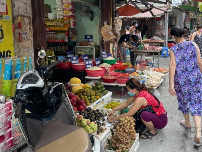 Giá thực phẩm tại các chợ đồng loạt tăng giá nhưng vẫn “cháy” hàng - Ảnh 5.