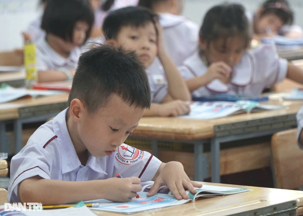 Phụ huynh than bất cập chuyện học liên kết, trường xếp quá 7 tiết/ngày - 1 Phụ huynh than bất cập chuyện học liên kết, trường xếp quá 7 tiết/ngày - 1