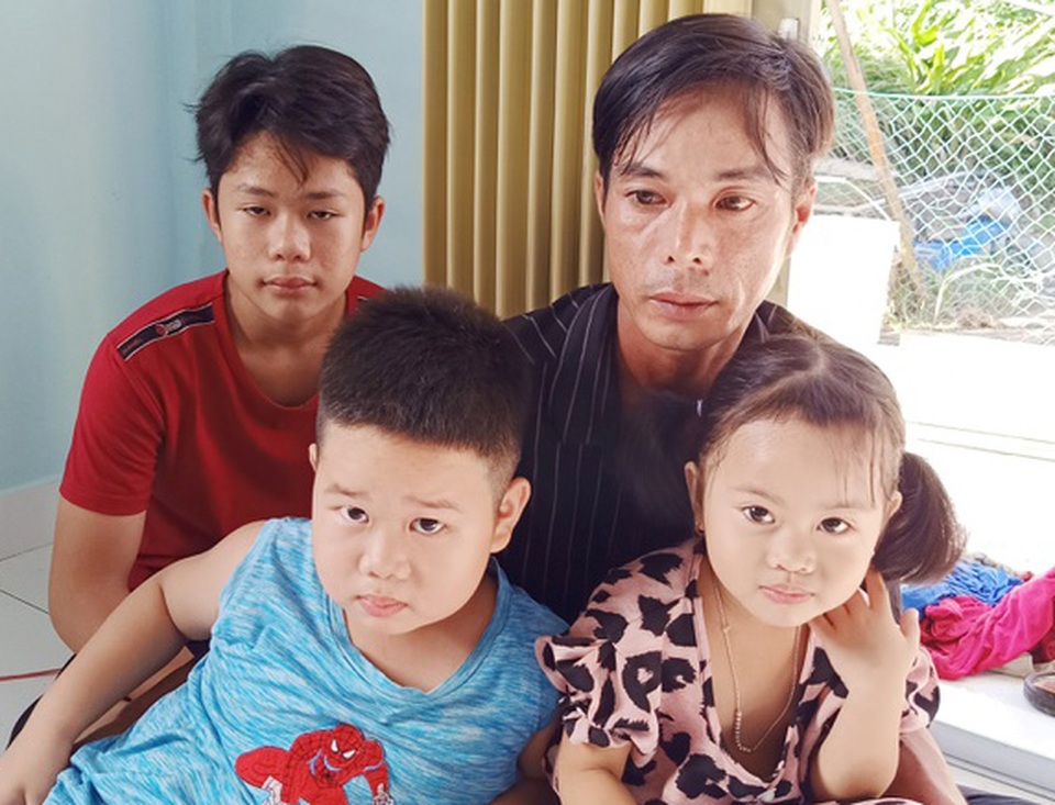 Mẹ mất, cha bệnh nặng, 3 trẻ trước nguy cơ đói nghèo, bơ vơ như chim vỡ tổ - 1 Mẹ mất, cha bệnh nặng, 3 trẻ trước nguy cơ đói nghèo, bơ vơ như chim vỡ tổ - 1