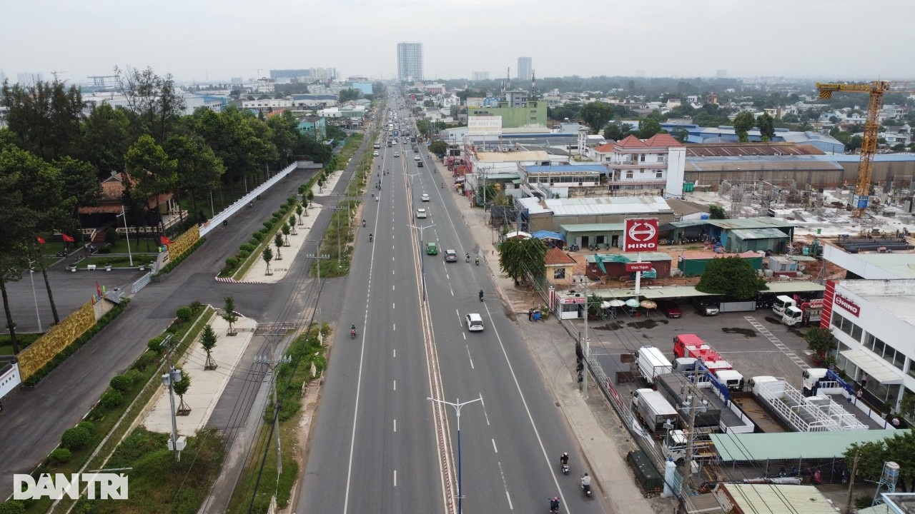 Dự án mở rộng quốc lộ 13 ngổn ngang do chưa di dời đường điện - 1 Dự án mở rộng quốc lộ 13 ngổn ngang do chưa di dời đường điện - 1