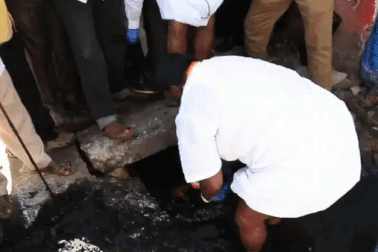 Bộ trưởng Ấn Độ tự tay thông cống giữa phố gây “sốt”