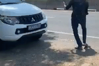 Nam thanh niên biểu hiện bất thường, chạy ô tô quá tốc độ, quậy phá CSGT