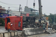 Tài xế buồn ngủ, xe khách chở 10 người lật trên quốc lộ