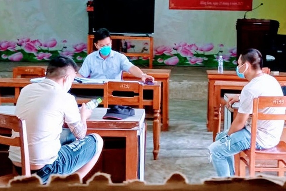 Trốn vào cốp xe ô tô nhằm vượt qua chốt kiểm dịch Covid-19 đi... rút tiền - 1 Trốn vào cốp xe ô tô nhằm vượt qua chốt kiểm dịch Covid-19 đi... rút tiền - 1