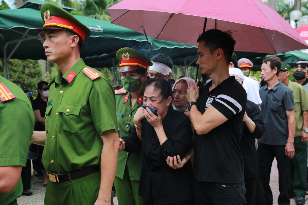 Tiễn biệt liệt sĩ Đặng Anh Quân về đất mẹ - 4 Tiễn biệt liệt sĩ Đặng Anh Quân về đất mẹ - 4