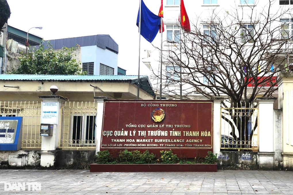 Cục phó ký quyết định thu hồi thẻ kiểm tra thị trường của cục trưởng - 1 Cục phó ký quyết định thu hồi thẻ kiểm tra thị trường của cục trưởng - 1