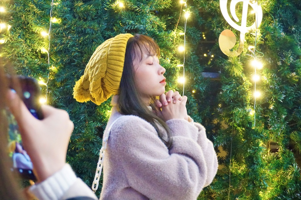Bất chấp trời lạnh, người dân Đà Nẵng rộn ràng đi chơi Noel sớm - 4 Bất chấp trời lạnh, người dân Đà Nẵng rộn ràng đi chơi Noel sớm - 4