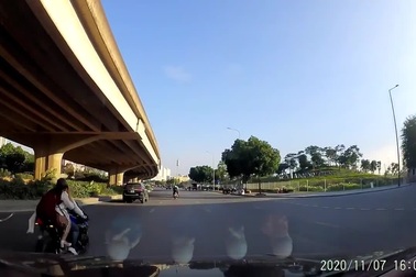 Bức xúc cảnh thanh niên chở “gấu” đi lạng lách, gây tai nạn rồi bỏ chạy
