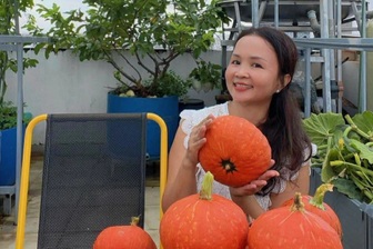 Mẹ đảm ở TPHCM biến sân thượng 100m² thành vườn bí đỏ rực như phim Mỹ