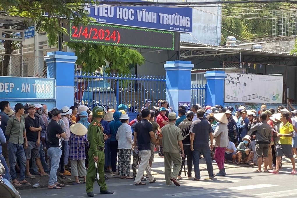 Vụ nữ sinh Nha Trang tử vong: Tiếp tục tăng số học sinh nhập viện - 1