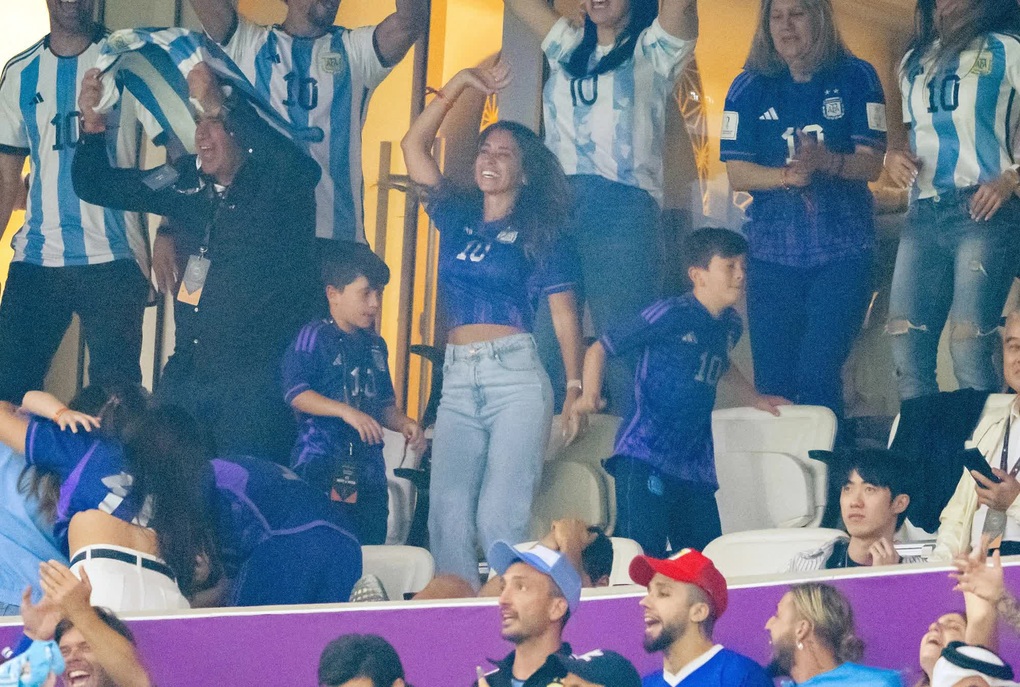 Lịm tim trước khoảnh khắc ngọt ngào của Messi bên vợ con sau trận chung kết - 4 Lịm tim trước khoảnh khắc ngọt ngào của Messi bên vợ con sau trận chung kết - 4