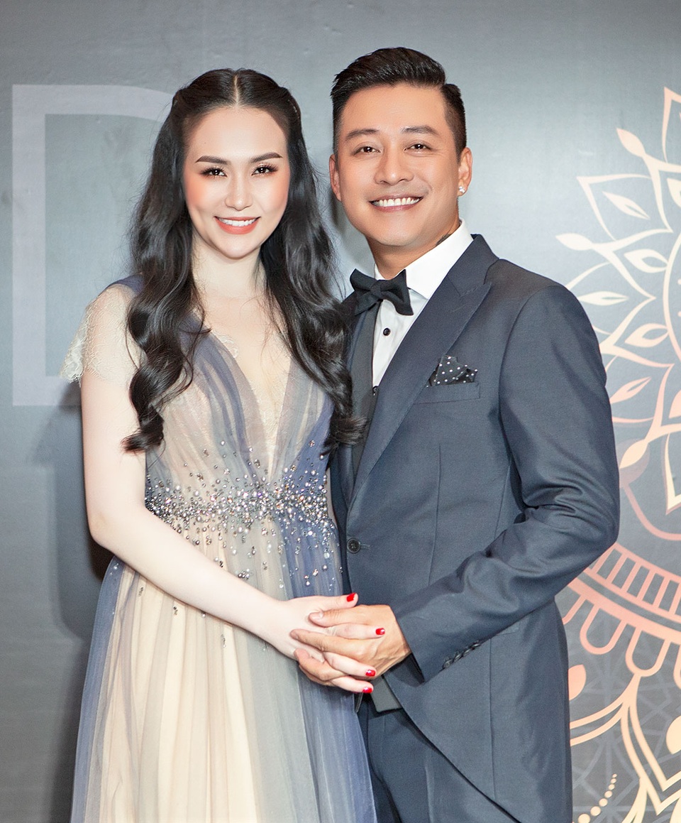 Hoa hậu Tiểu Vy, Á hậu Tú Anh rạng rỡ bên vợ Tuấn Hưng - 1